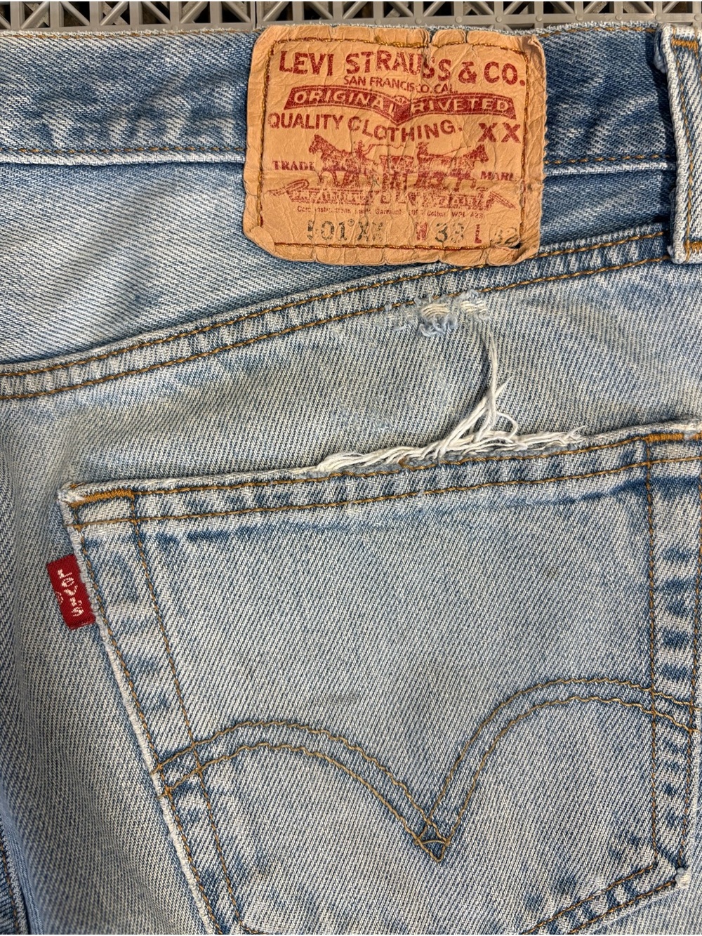 Vintage Levi's 501 Light Wash Distressed Button-Fly Blue Jeans Y2K - Picture 6 of 16